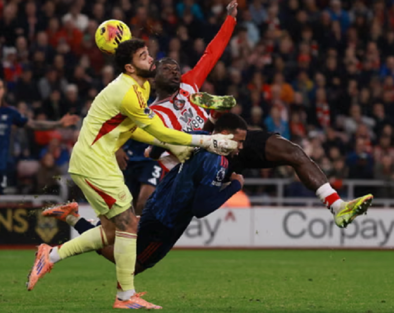 arsenal-om-han-phut-cuoi-sunderland-cuop-lai-1-diem-trong-tran-cau-nghet-tho